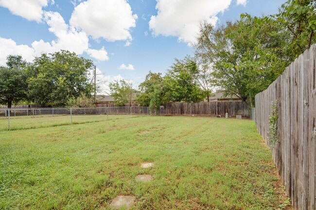 Building Photo - NOVEMBER Move in! 2/2 Duplex with fenced i...