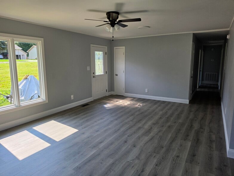 Building Photo - 421 River Bend Dr
