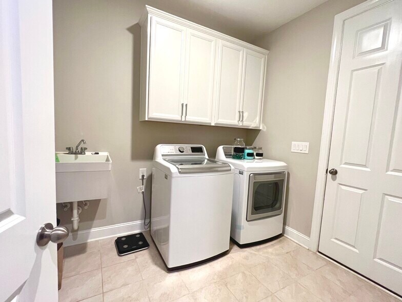 Building Photo - 4745 Kingswood Dr