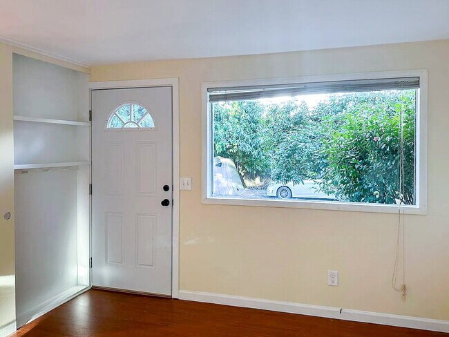 Building Photo - 523 Madison St