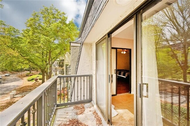 Building Photo - 2303 Pine Heights Dr NE