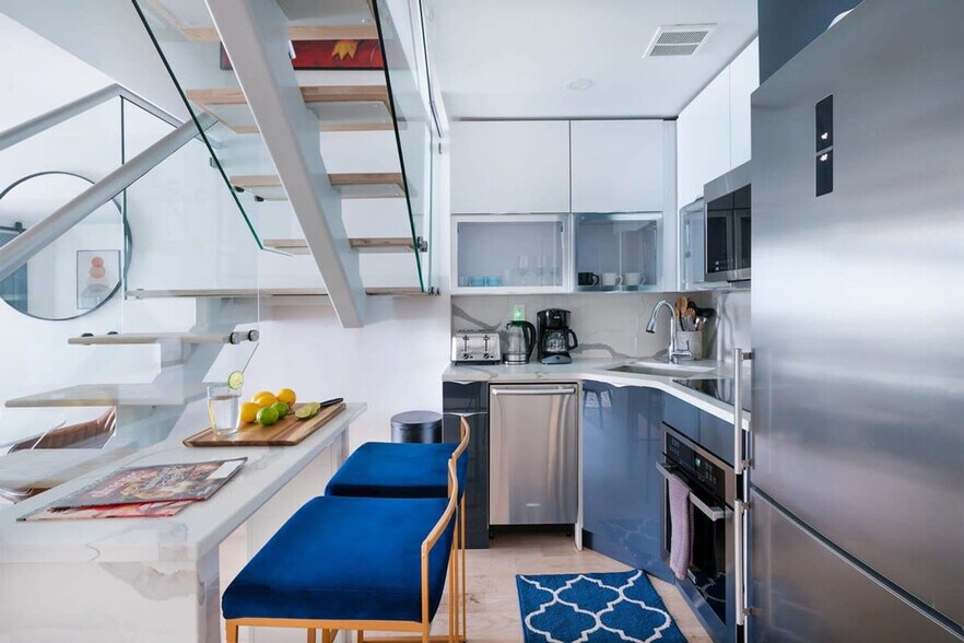 Building Photo - 244 E 75th St