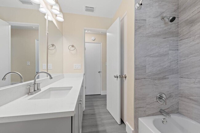 Building Photo - Mid-Century  3 bed/ 2 bath rental home with a huge bonus room