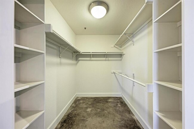 Building Photo - 807 E 14th St