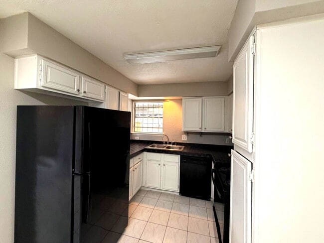 Building Photo - 5817 W Tidwell Rd