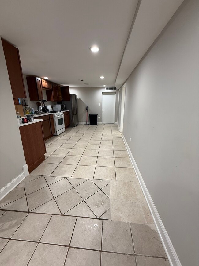 Building Photo - 4948 S Winchester Ave