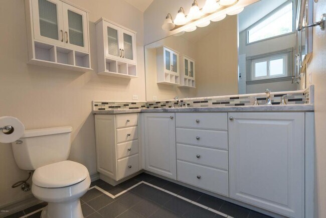 Building Photo - Calle Violeta