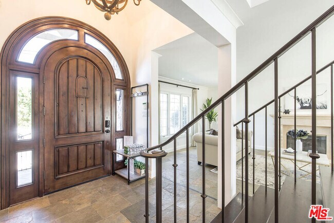 Building Photo - 17108 Oak View Dr