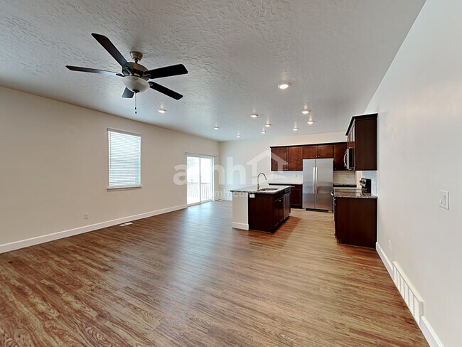 Building Photo - 3028 E S Village Dr