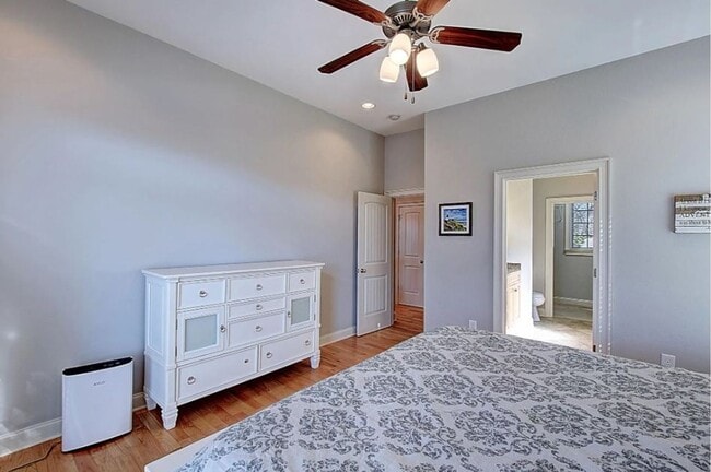 Building Photo - GORGEOUS LAKE HOUSE! 3 Bedrooms/3.5 Baths on Boone Lake, Private Dock, Fireplace & More! $3,900 m...