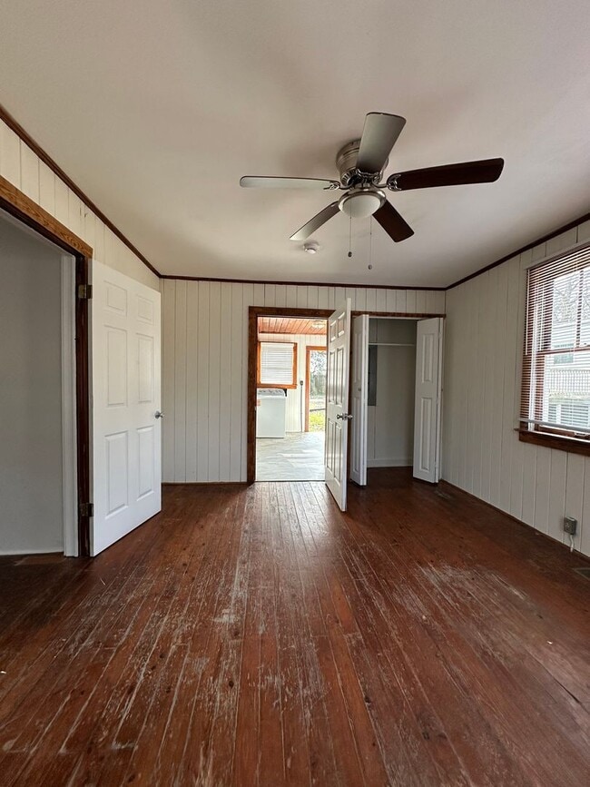 Building Photo - In town - 3 Bedroom, 1 bathroom house move-in ready