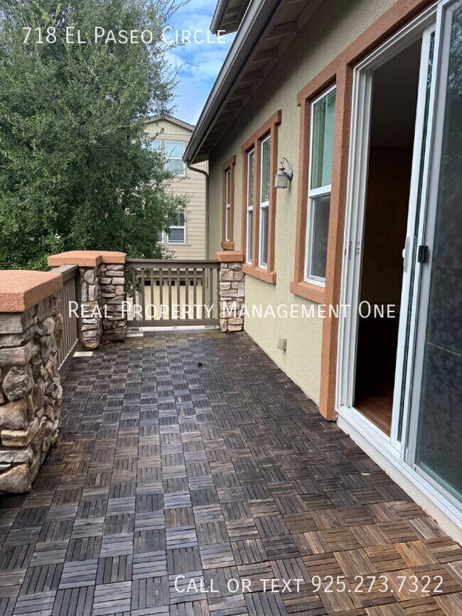 Building Photo - 718 El Paseo Cir