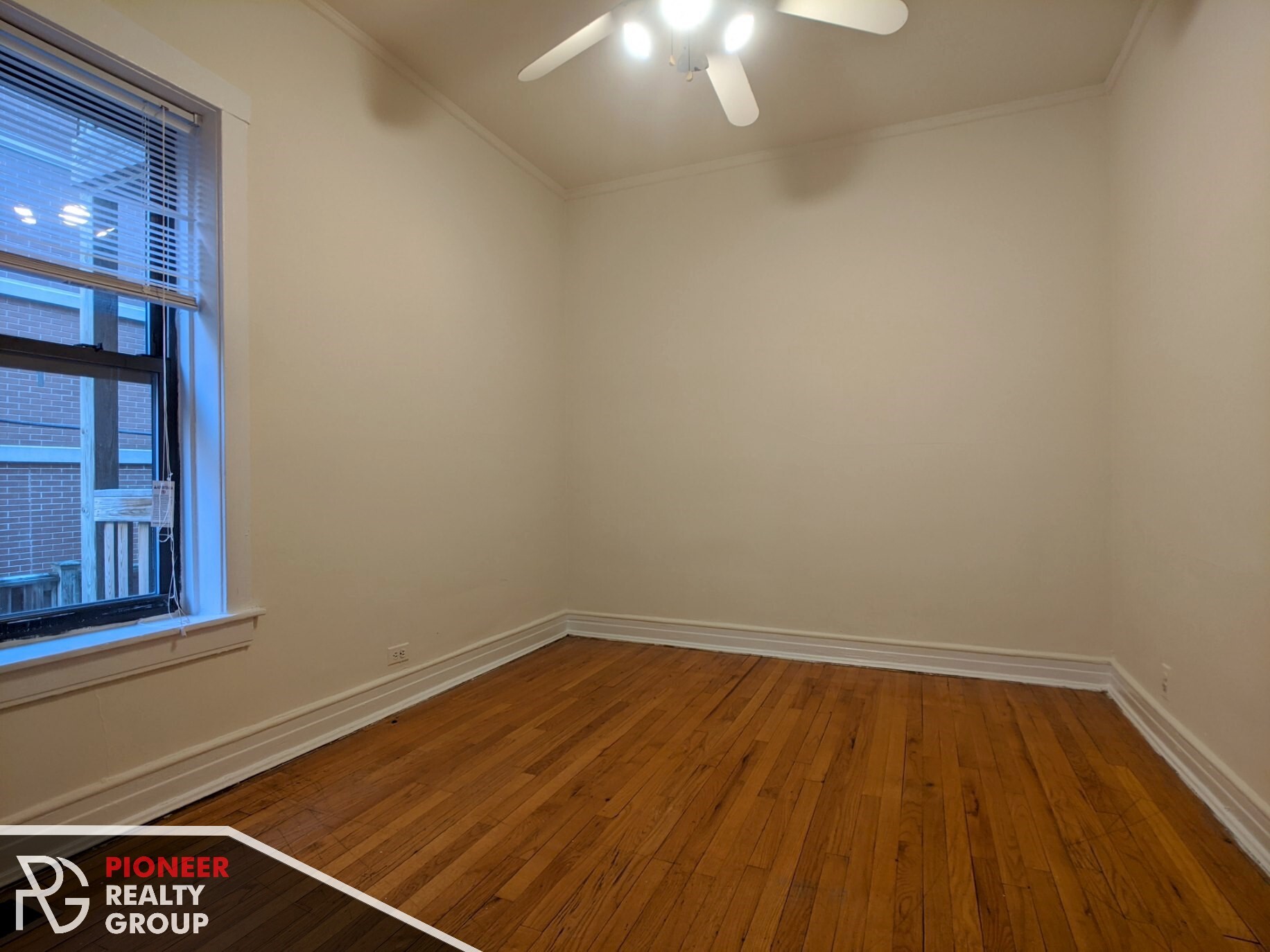 Building Photo - 812 W Waveland Ave