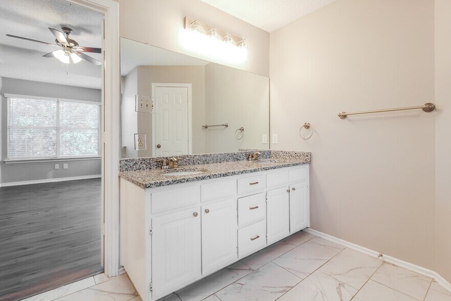 Building Photo - 6737 Moss Ln