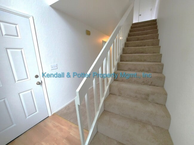 Building Photo - Spacious 2br Duplex with Yard!