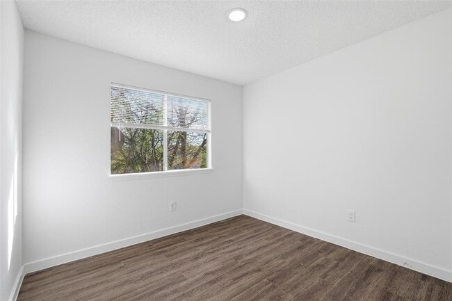 Building Photo - 1605 Future Dr