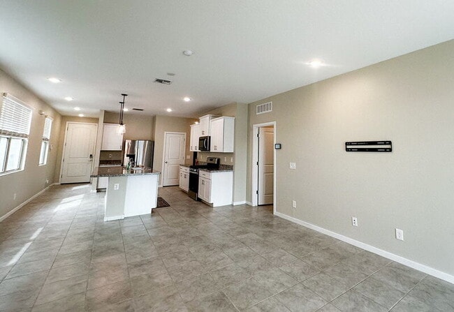 Building Photo - 40523 W Shaver Dr