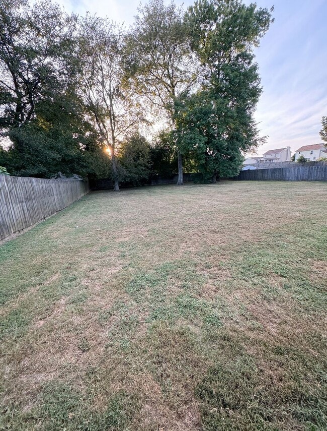 Building Photo - 3 Bedroom 2 Bathroom Home