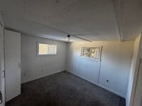 Building Photo - Great duplex 3 bed 1 bath townhome.