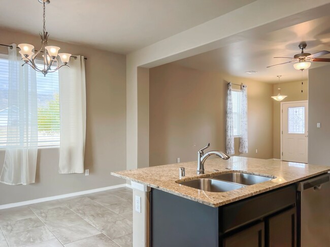 Building Photo - Modern 3 Bed 2 Bath Home - Pet Friendly!