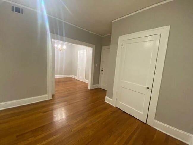 Building Photo - Experience the best of VA Highlands living! Cozy One Bedroom Apartment Available Now!