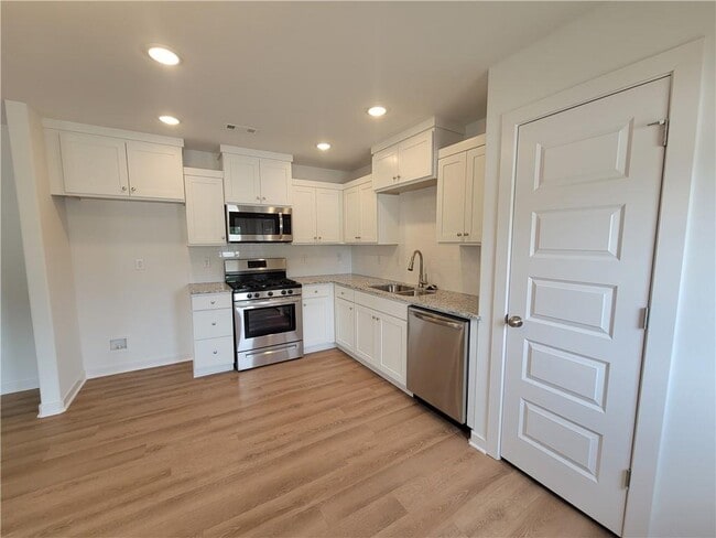 Building Photo - 555 N Cresswell Dr