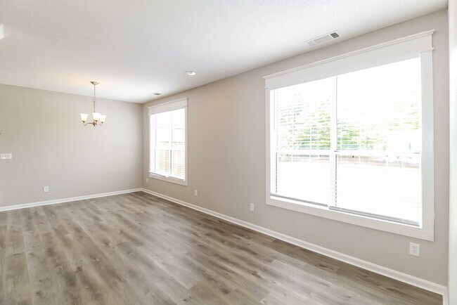 Building Photo - 2462 Raven Cir