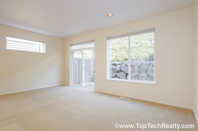 Building Photo - Fabulous 3 BD* 2.5 BA In Popular Arbor Reserve Townhome Community! **Minutes From Tanasbourne Sho...