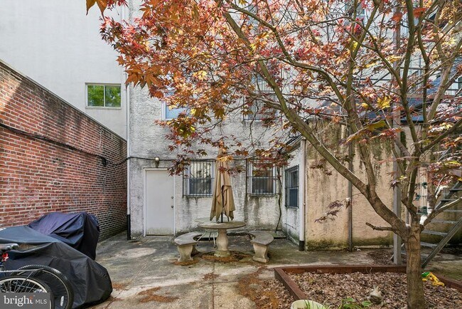 Building Photo - 303 S 11th St