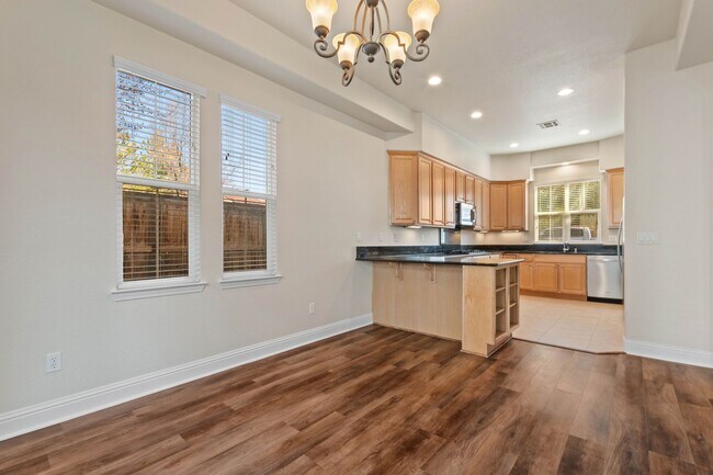 Building Photo - Gated Somersett Home!