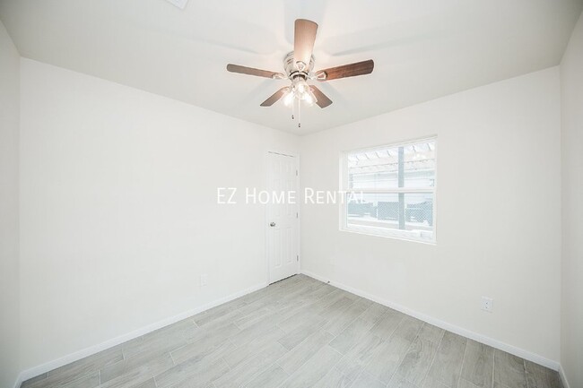 Building Photo - 5042 Mallow St