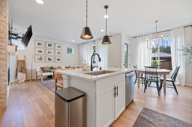 Building Photo - Spacious & Stylish 4-Bedroom A/C Townhome!