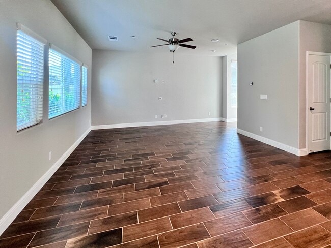 Building Photo - $2,795 Leonard & Gettysburg, 3 Bedroom 2.5...