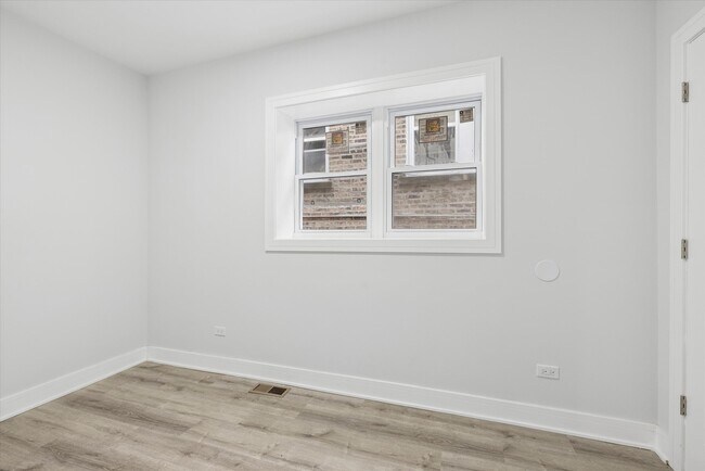 Building Photo - 4044 W Kamerling Ave