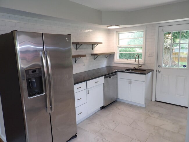 Building Photo - 286 Zandale Dr