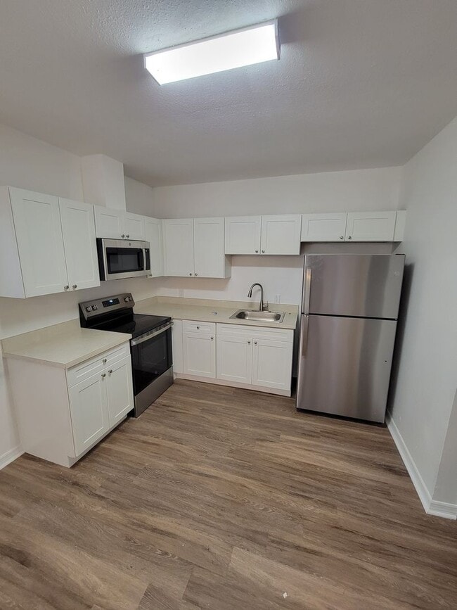 Building Photo - 1 BEDROOM 1 BATH SUITE