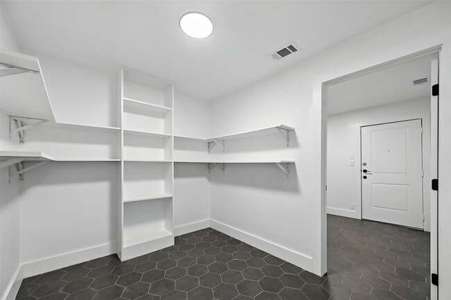 Building Photo - 508 W White Ave