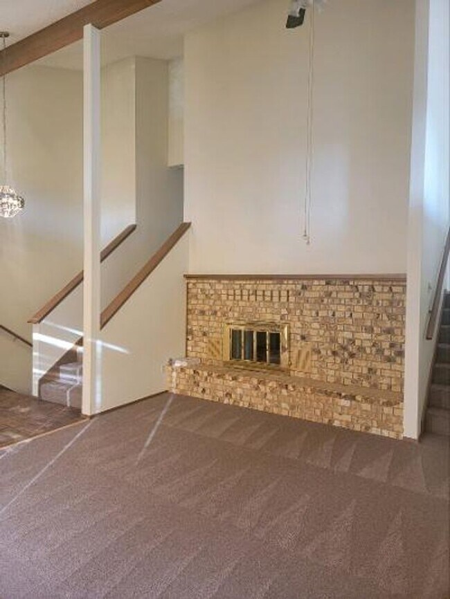 Building Photo - Classic North Tacoma 4 Bedroom Tri-Level with Peak a Boo View!