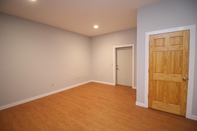 Building Photo - 732 Woodmere Dr