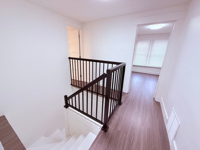 Building Photo - Charming 4BR with Modern Updates & Large Fenced Yard in SE Portland!
