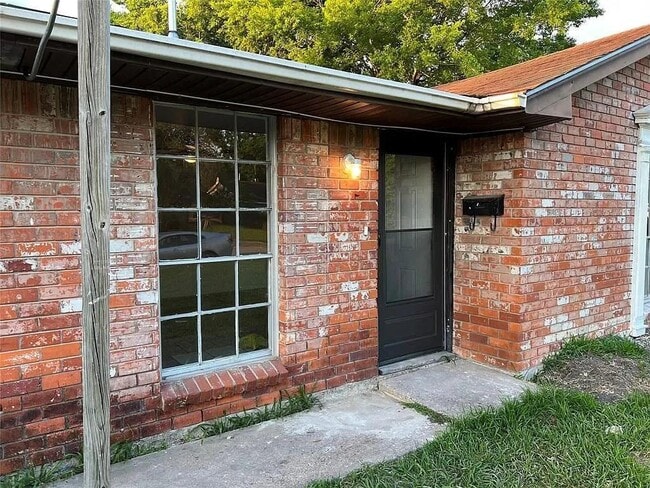 Building Photo - 4006 Heatherbrook Dr