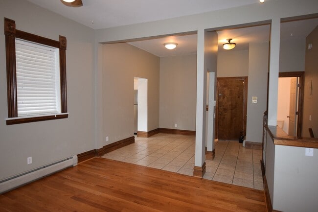 Building Photo - Spacious, Beautiful 1 Bed/1.5 Bath Condo i...