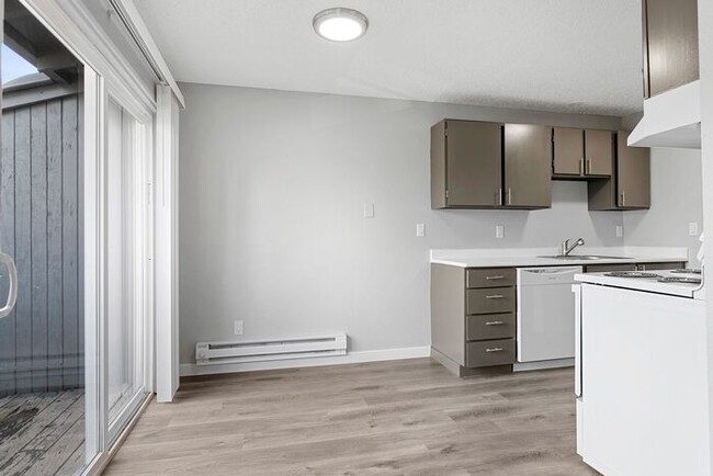 Building Photo - Affordable Comfort! Spacious 2-Bedroom Apa...