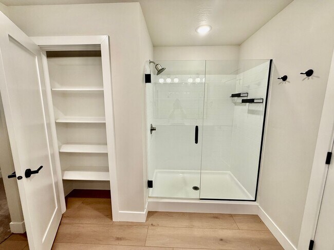 Building Photo - Spacious 3-BR Townhome in Washington