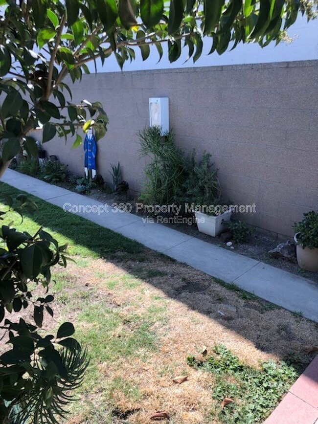 Building Photo - 1834 Cedar Ave