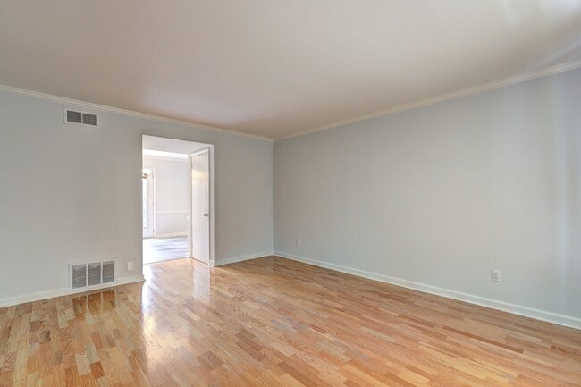 Building Photo - 6520 Roswell Rd