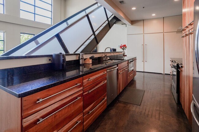 Building Photo - Fully Furnished Mid-Term 2-Level Condo | 1,549 Sq Ft | Private Parking | Shared Living