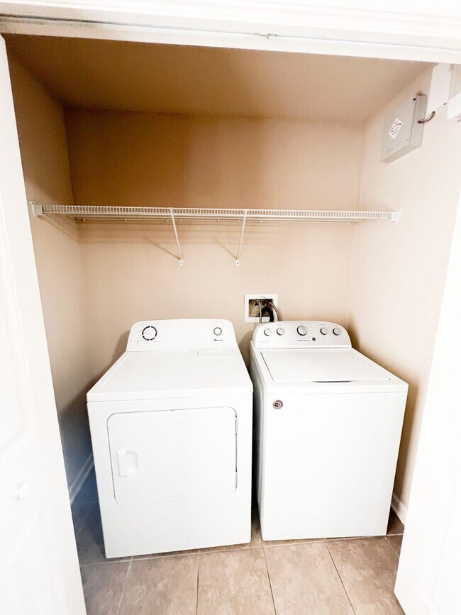 Building Photo - 2 Bedroom 1.5 Bath Townhome