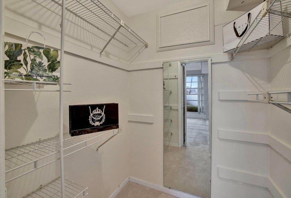 Building Photo - 2727 Yacht Club Blvd