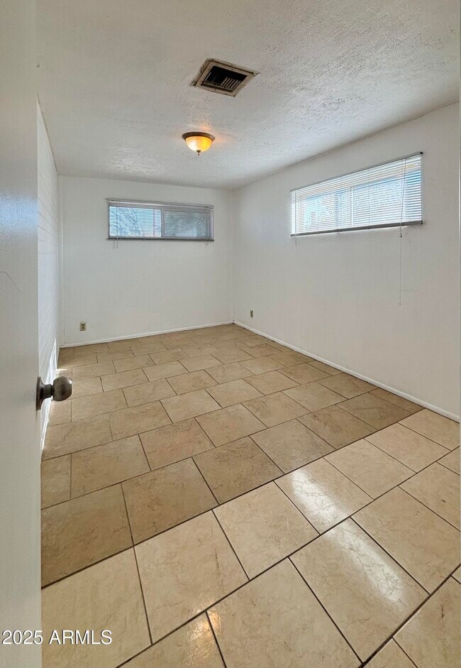 Building Photo - 4842 W Elm St